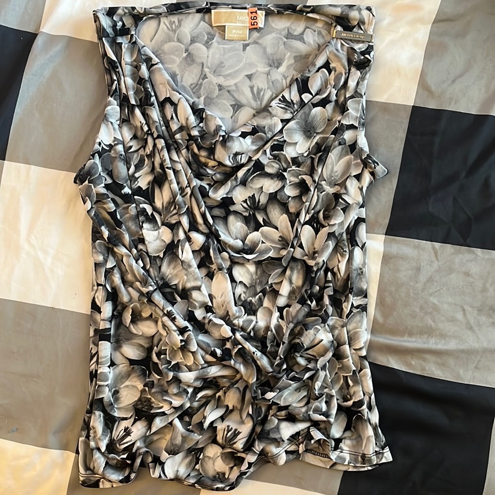 Black white a grey flower pattern t shirt